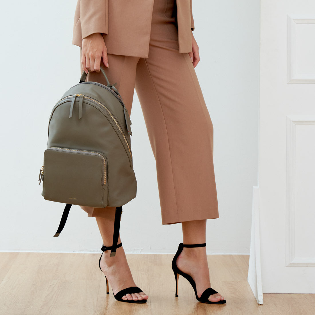 #colour_taupe grey